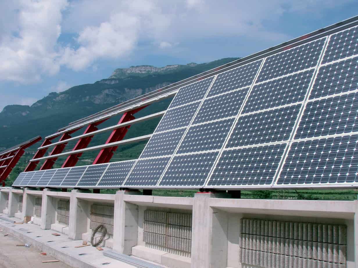 Una fase di realizzazione barriera: l’installazione moduli fotovoltaici