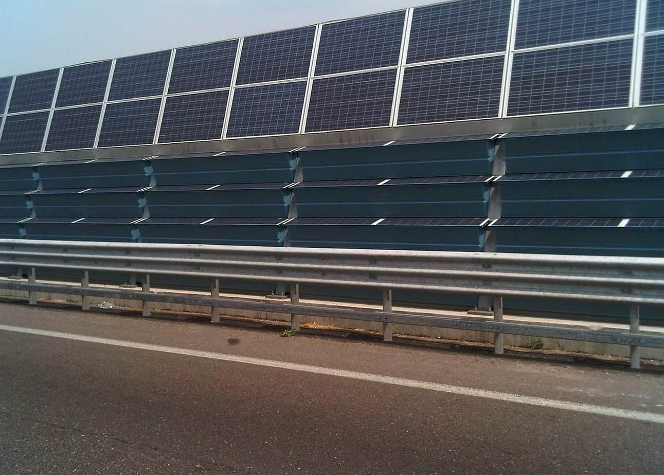 Due esempi di barriera con pannelli fonoassorbenti integrati con moduli fotovoltaici