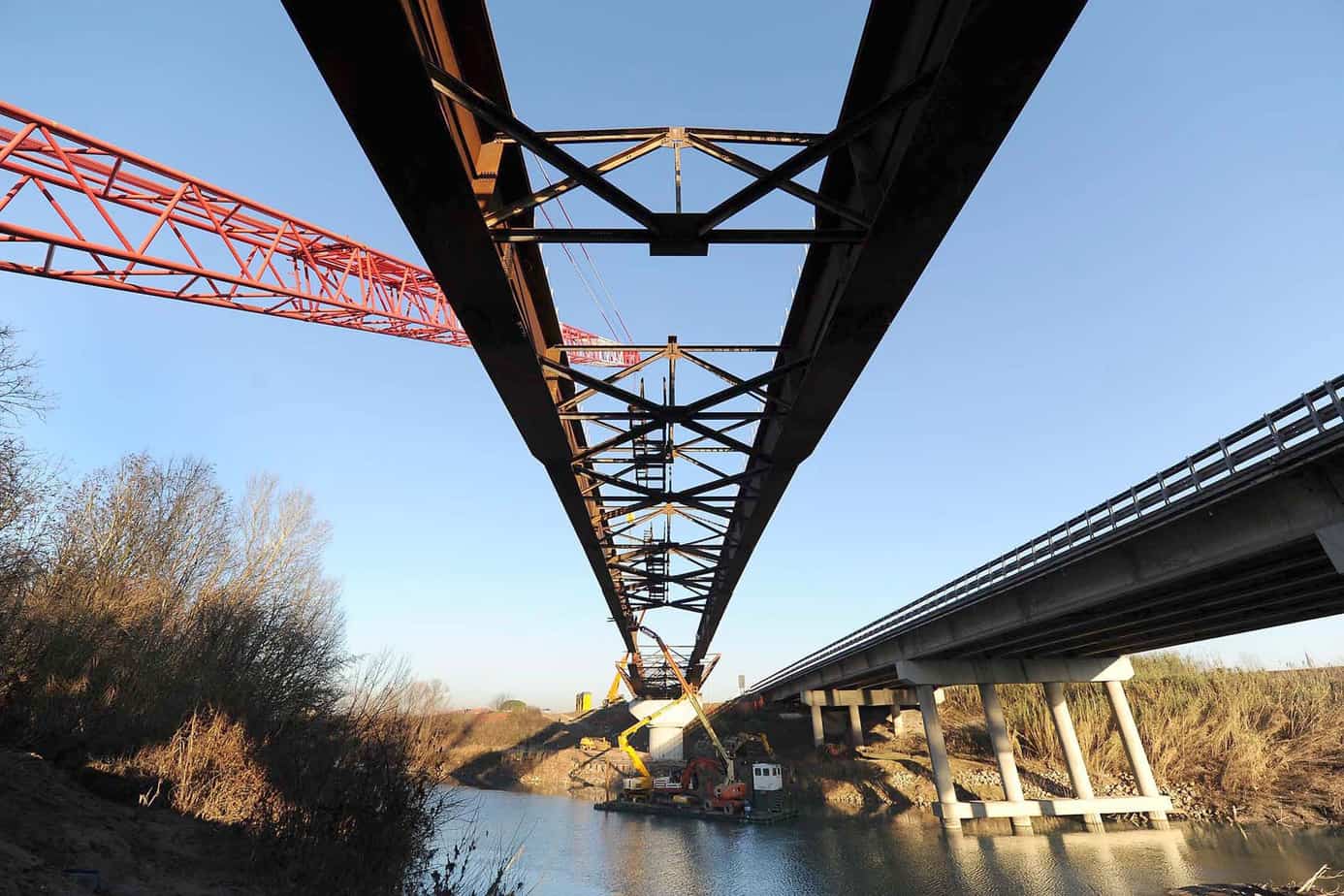 Una fase della costruzione del nuovo ponte sul fiume Piave