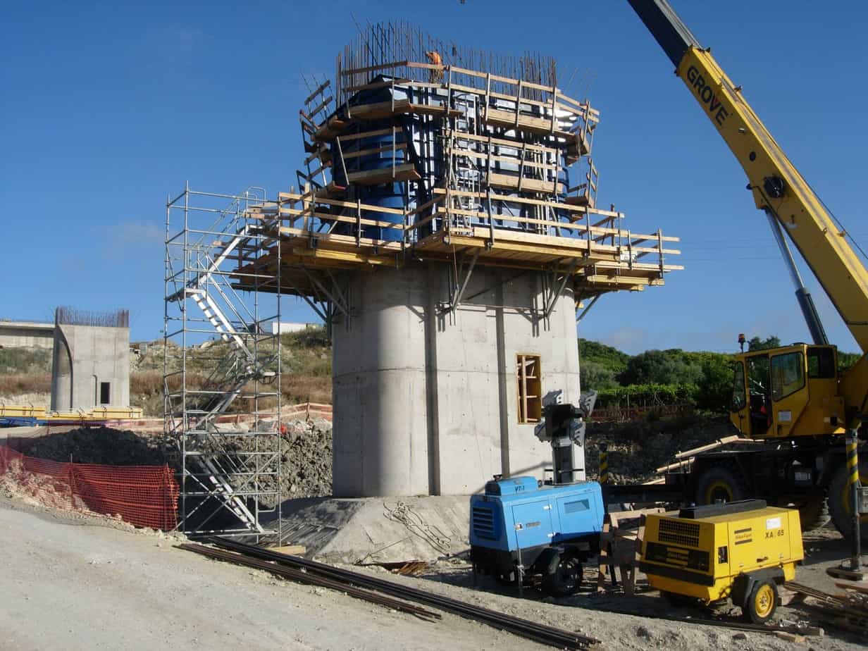 Per le pile del viadotto Serra Cazzola sono state progettate casseforme metalliche speciali, montate su mensole rampanti MF 240 Doka