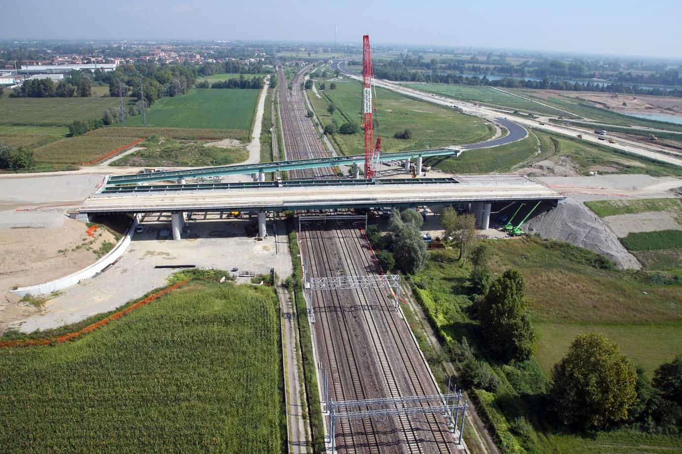 Il viadotto sopra la linea ferroviaria Milano-Bergamo e l’interconnessione con Bre.Be.Mi.