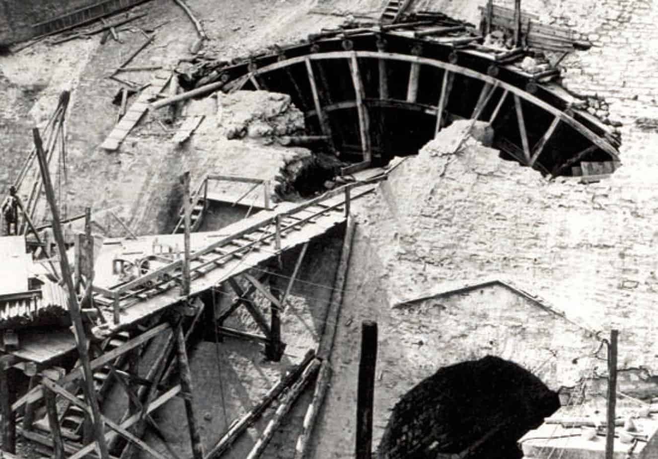 Una foto storica della costruzione del tunnel stradale dall’anno 1939 al 1952