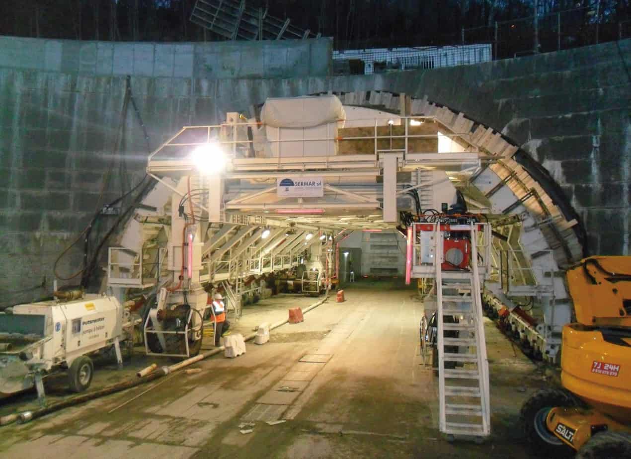 Il tunnel da rigenerare: cassaforma autoreagente con tronco da 15 m montata su ruote pneumatiche (la pressione del cls in calotta è di 30 t/m2)