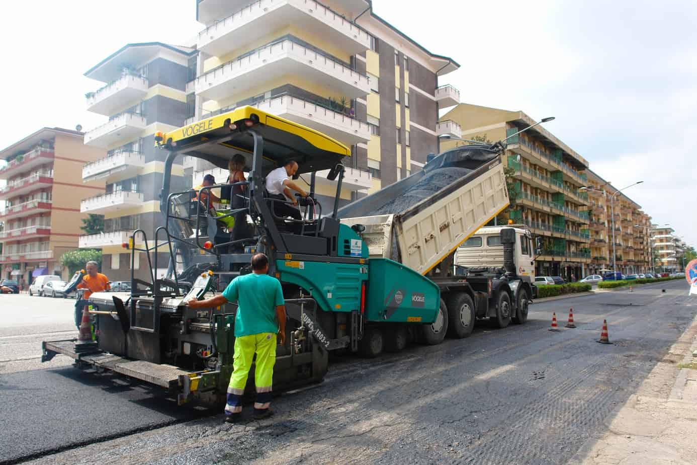 La posa in opera del conglomerato bituminoso contenente “asphalt rubber” a Caserta