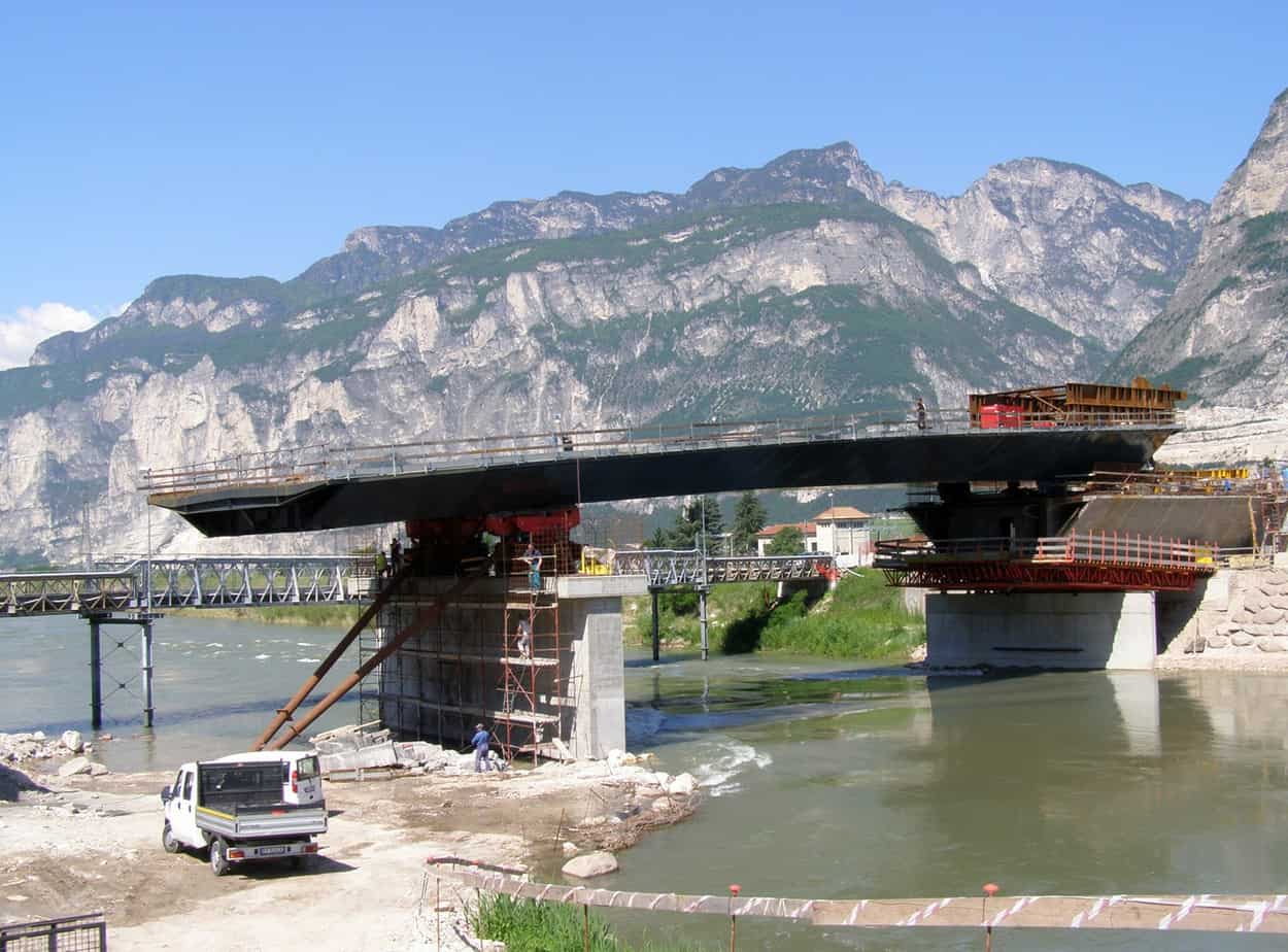 La fase 200: la sequenza di varo della travata dal lato fiume Adige