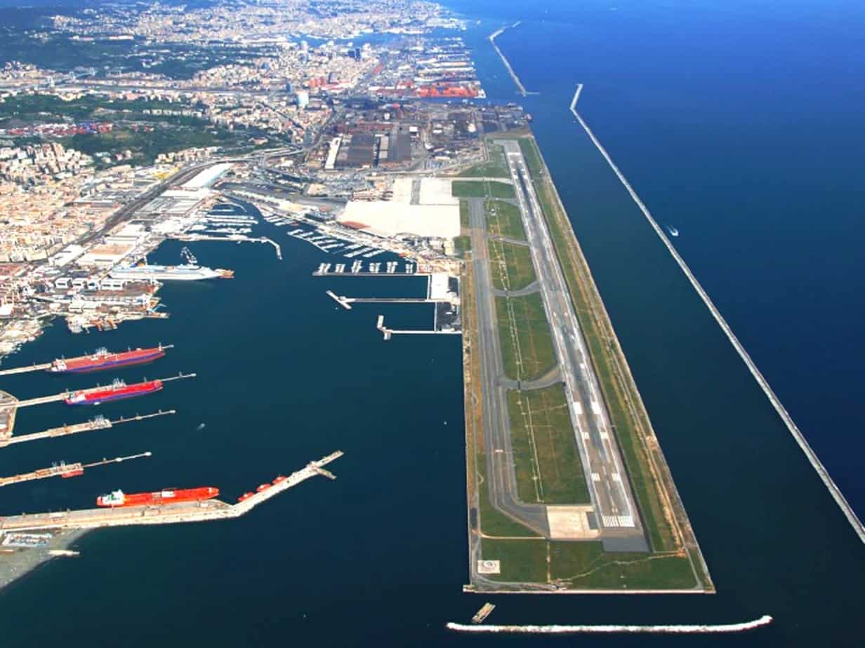 Una veduta aerea delle infrastrutture di volo dell’aeroporto Cristoforo Colombo di Genova - Sestri Ponente