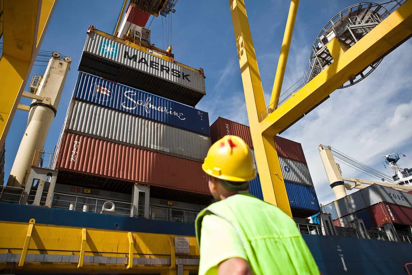 La movimentazione di container al porto dedicato