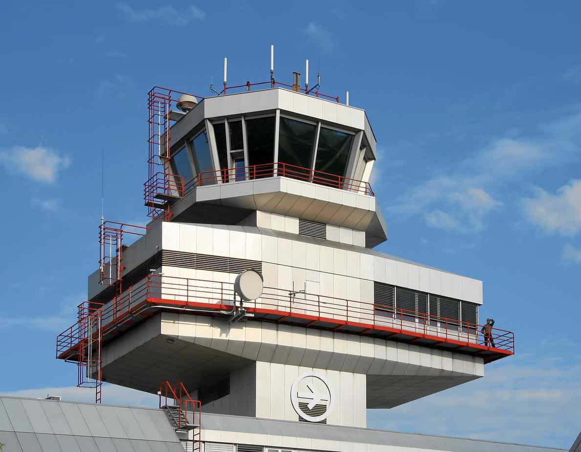 Una torre di controllo per le operazioni di verifica del traffico aereo