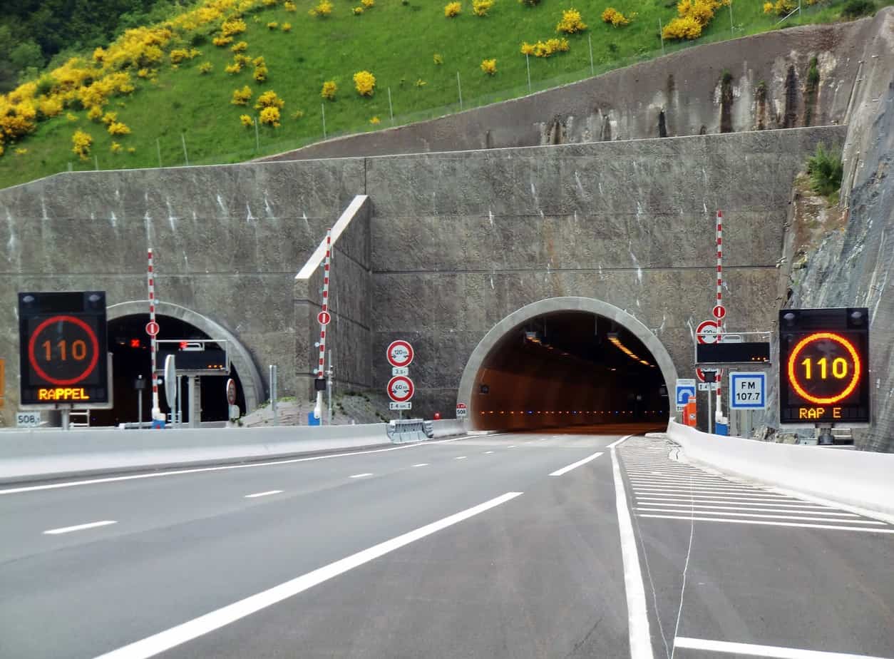 I portali orientali del tunnel di Violay. Si nota il muro antiricircolo dei fumi tra le due canne