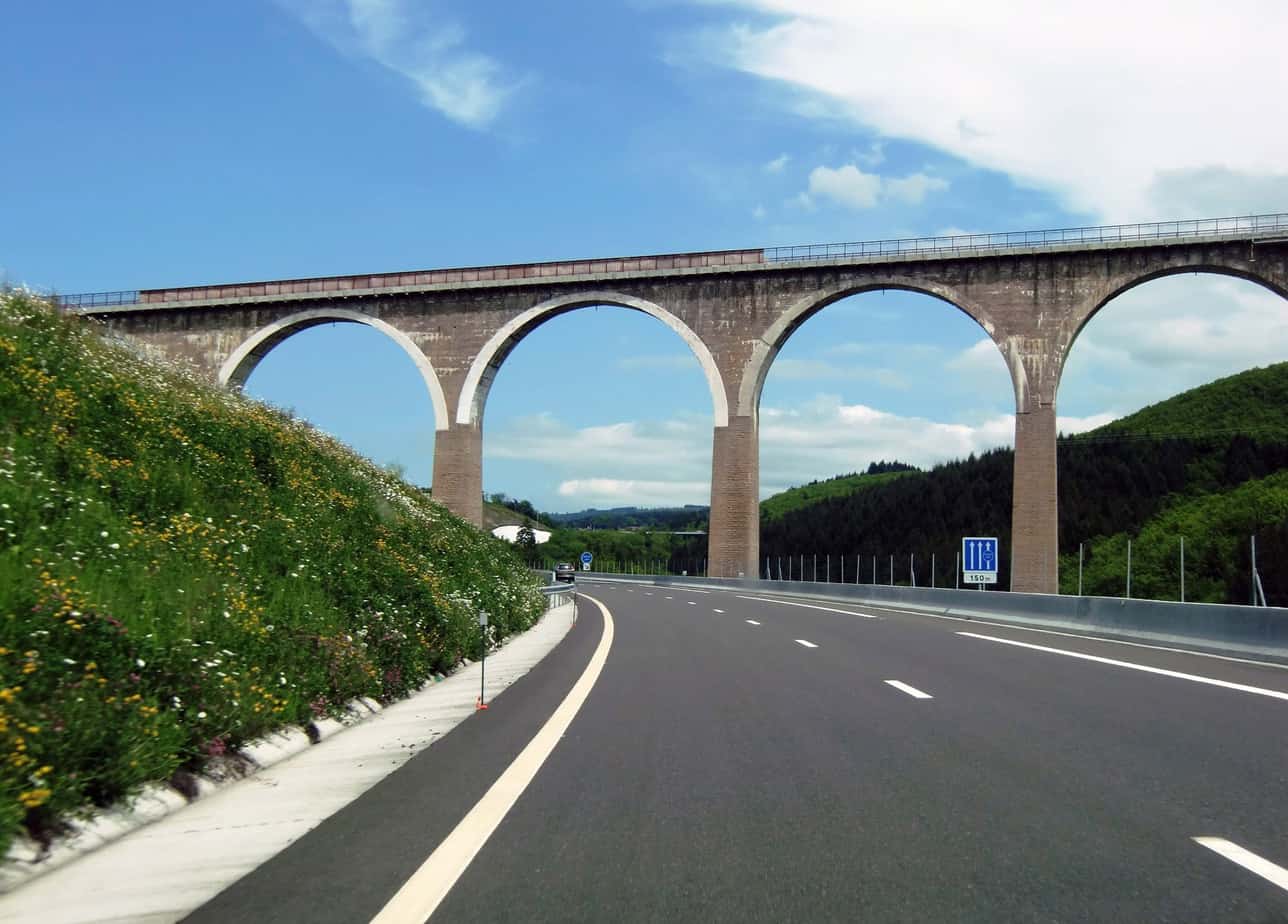 Per salvaguardare lo storico viadotto di Pont Marteau, le carreggiate seguono percorsi indipendenti