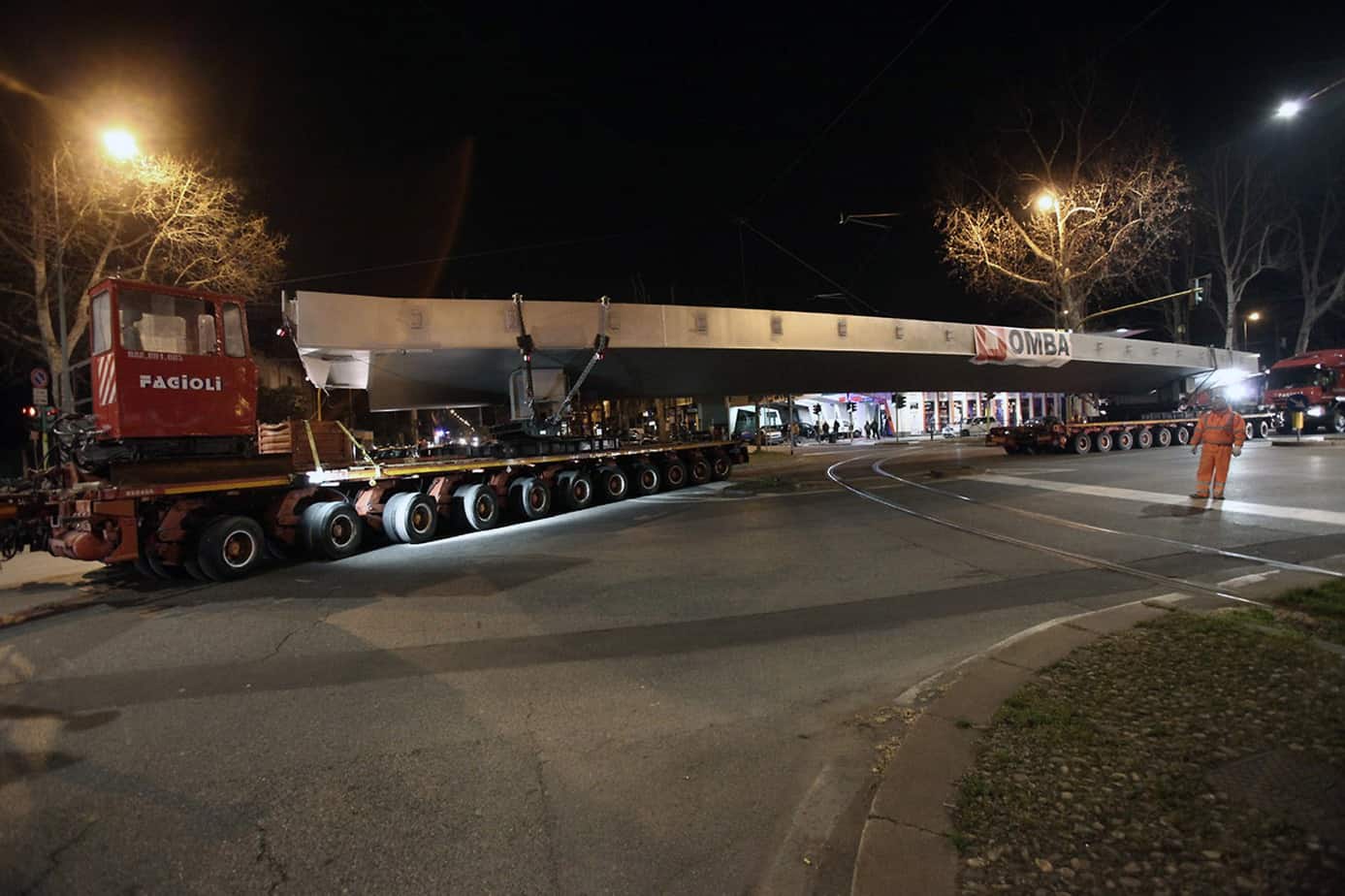 Il trasporto in notturna dei conci di 34 m della passerella: in evidenza i due camion da 11 assi della Ditta Fagioli