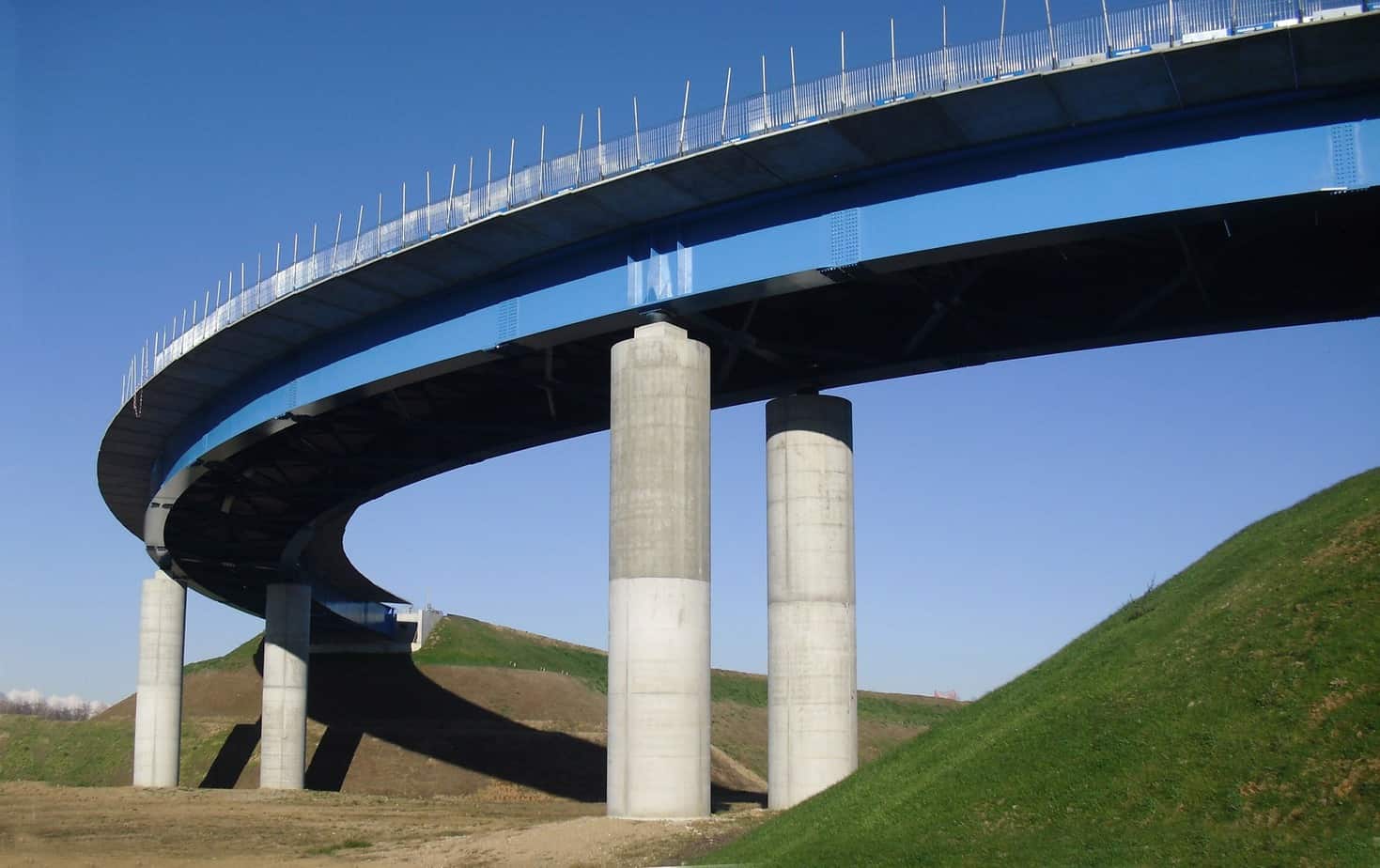 Un viadotto in curva a struttura mista acciaio-calcestruzzo