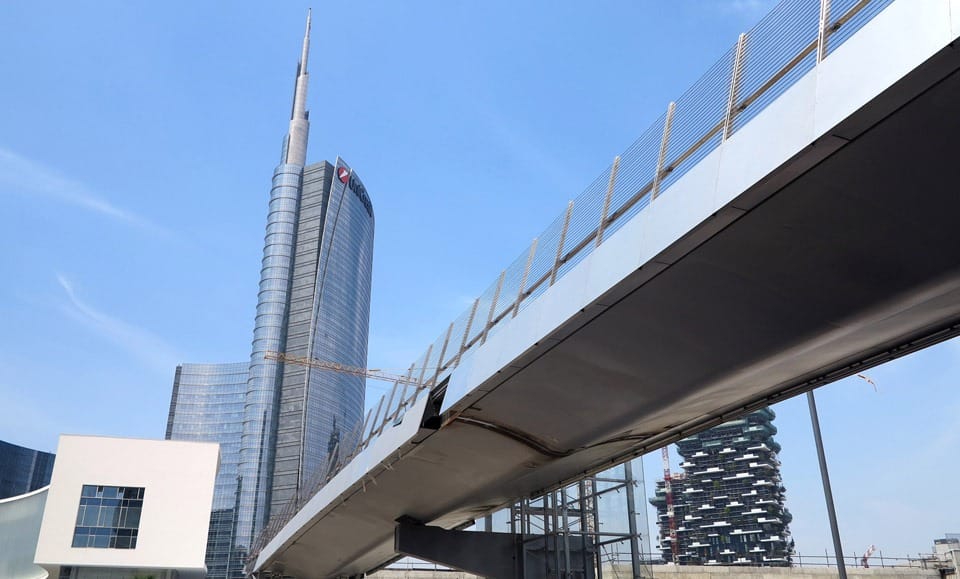 Costruzione, trasporto e montaggio della passerella a Milano