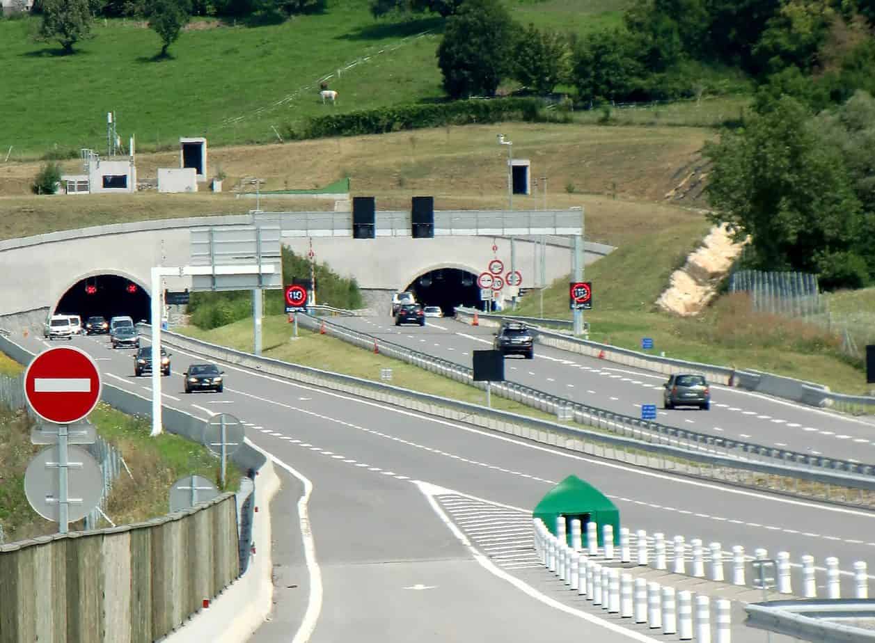 La A41 nei pressi del tunnel di Mount Sion: la Francia ha la più estesa rete di strade a pedaggio (circa 8.900 km)