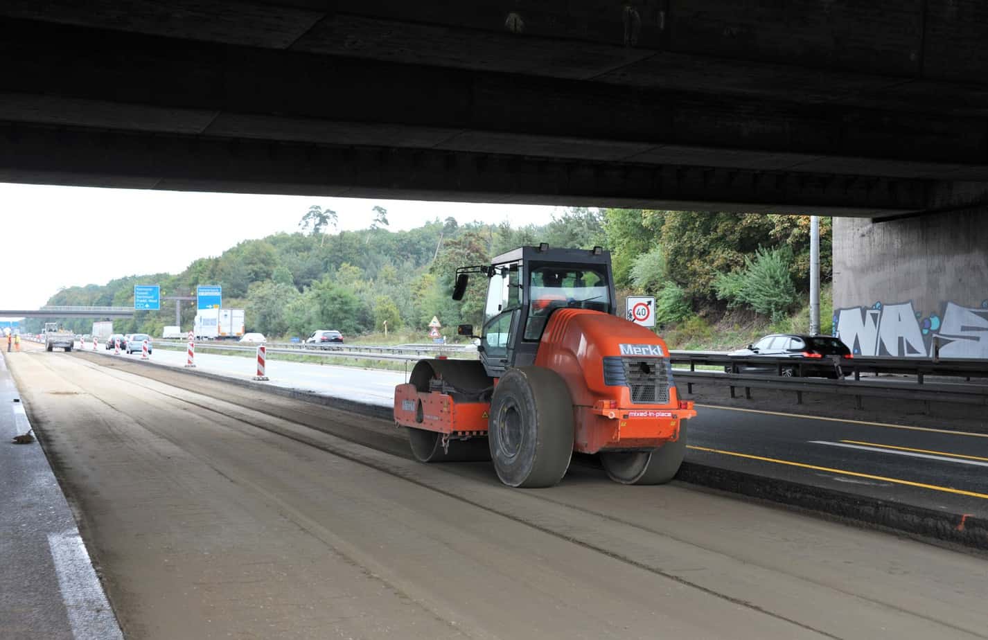 In due tratti dell’autostrada è stato rinnovato persino lo strato di fondazione in misto cementato, la cui compattazione è stata affidata a rulli monotamburo Hamm della Serie 3000