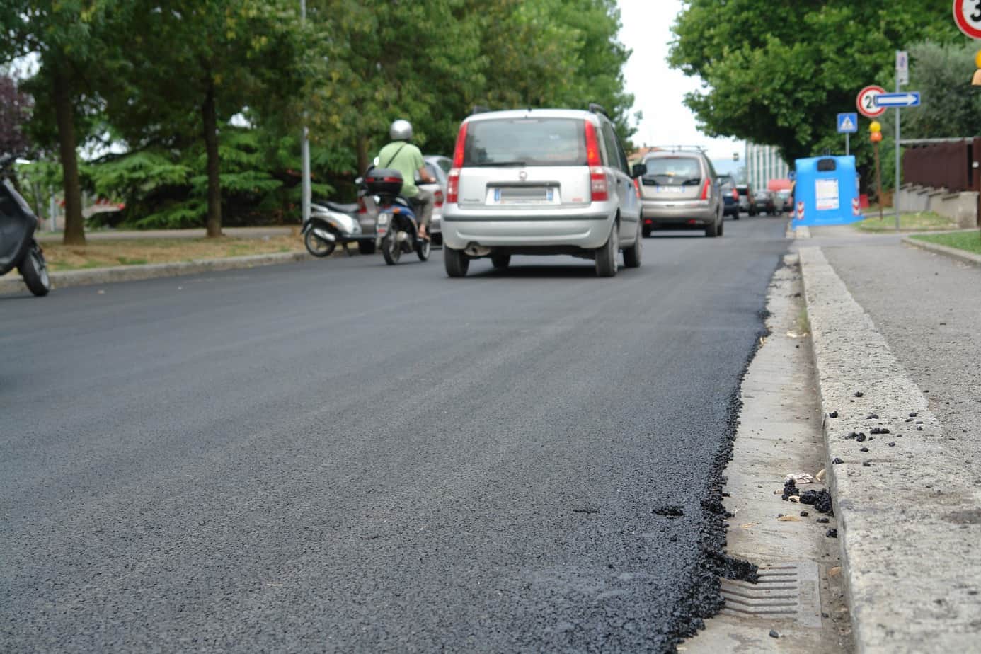Alcuni studi hanno dimostrato che gli “asfalti gommati” determinano un minor consumo di battistrada rispetto ai manti convenzionali, riducendo quindi l’emissione di particolato fine nell’ambiente