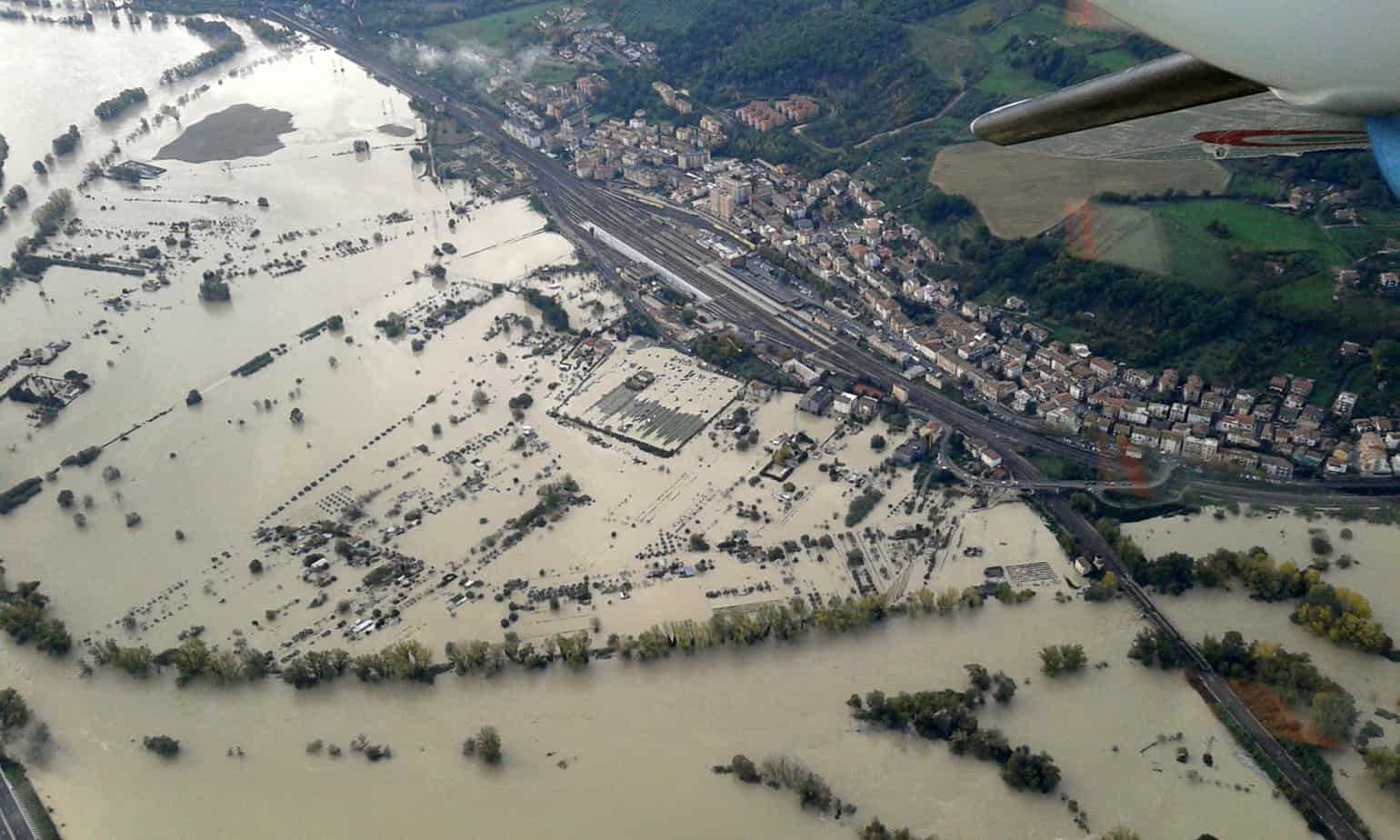 Una veduta aerea dei fenomeni di alluvionamento per l'esondazione del fiume Tevere