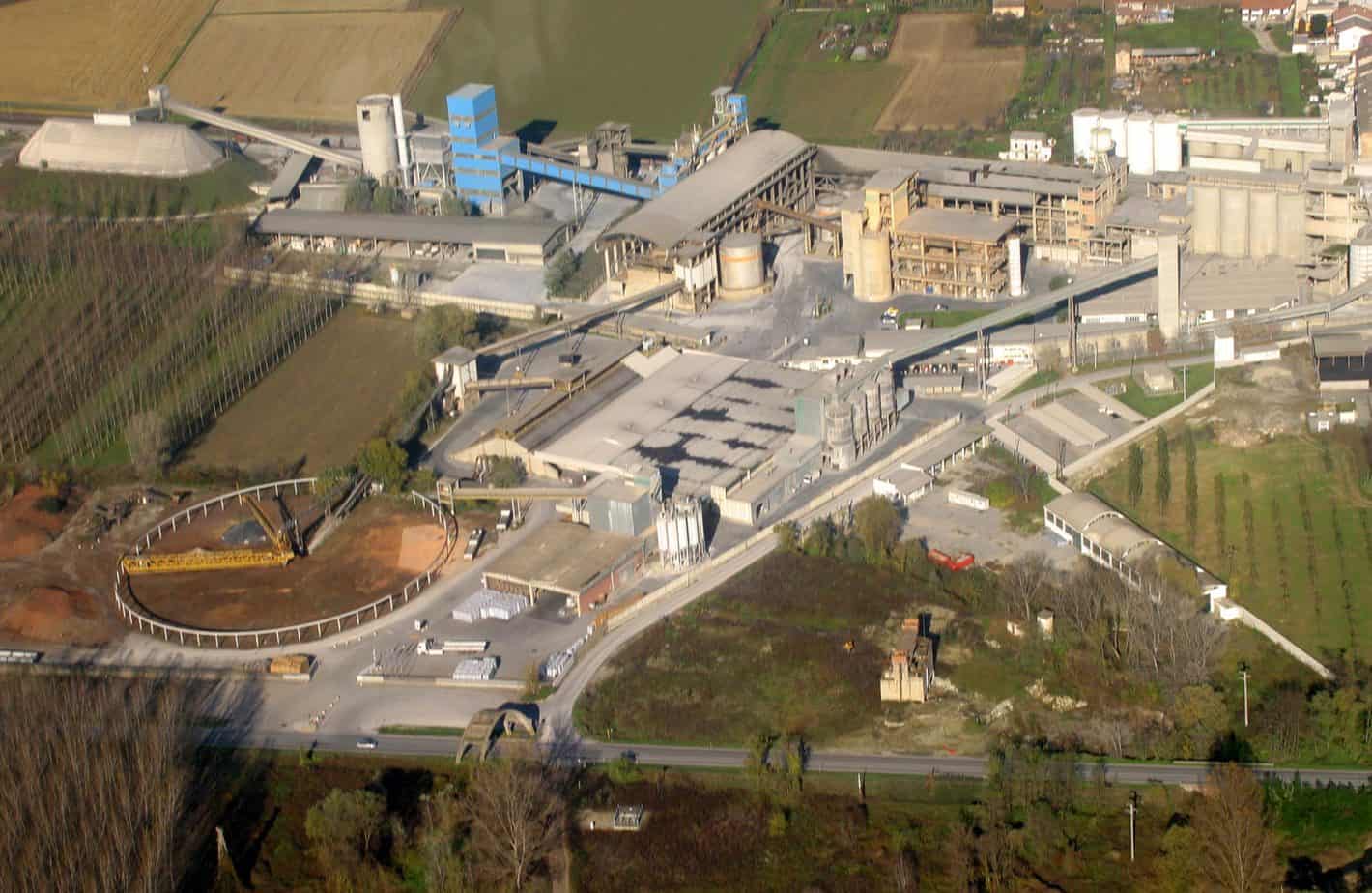 Una vista aerea della cementeria di Trino (VC), sede dei laboratori di Ricerca e Sviluppo dedicati allo studio di leganti speciali