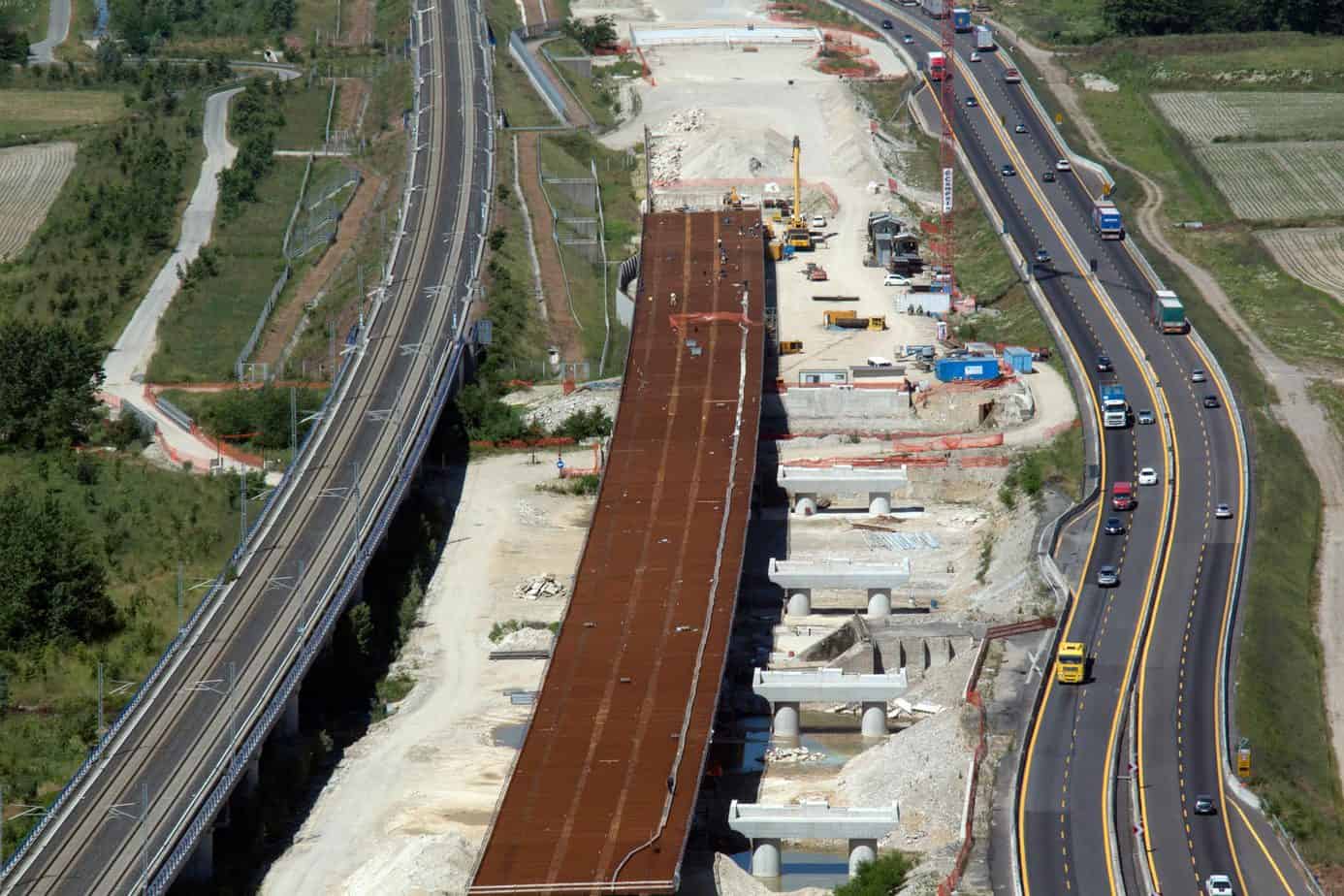 Una fase dei lavori del nuovo ponte sul Ticino