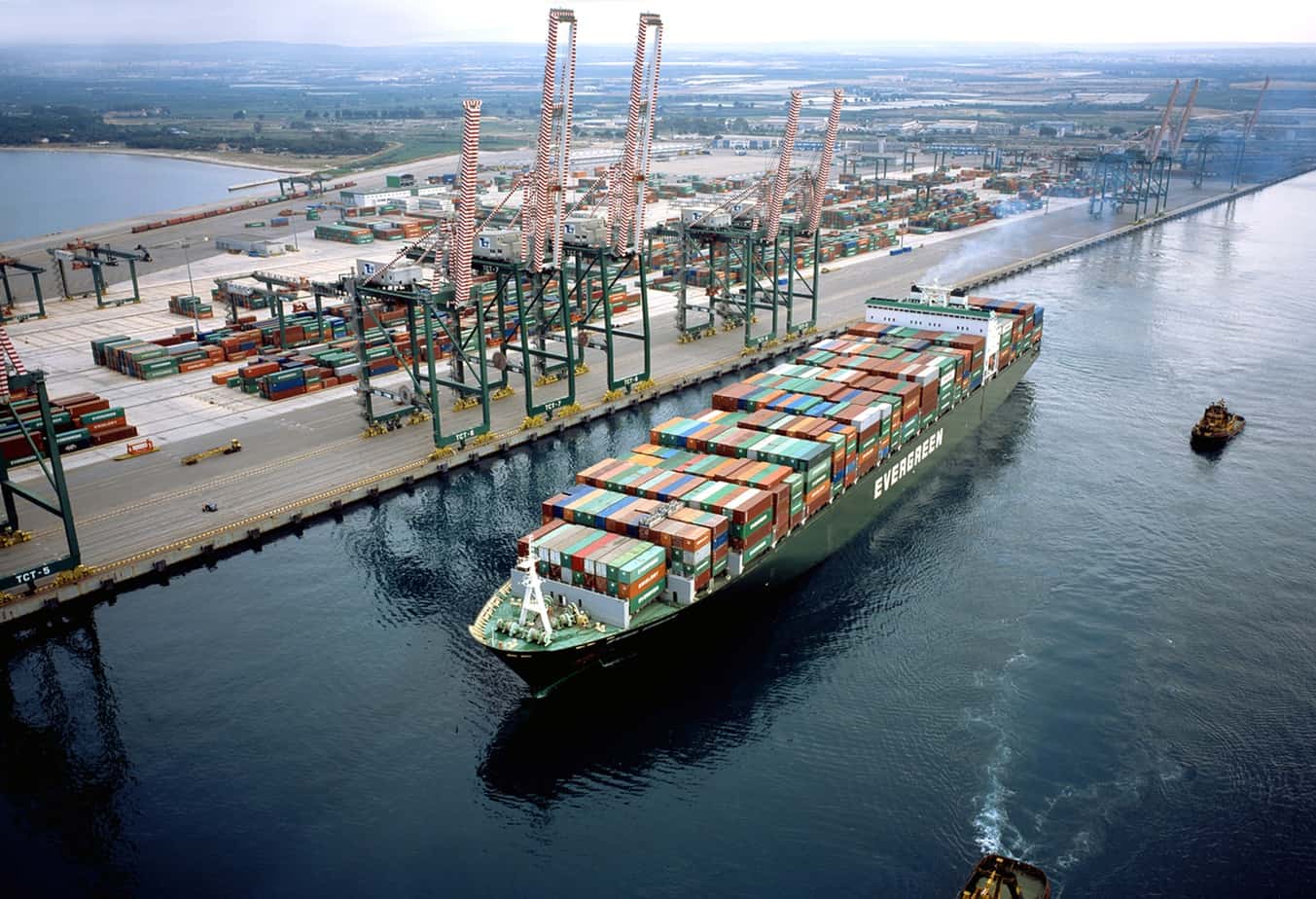 Una nave portacontainer dell’Evergreen al porto di Taranto. Gli attuali fondali sono insufficienti per le grandi navi che l’Armatore taiwanese intende far arrivare a Taranto