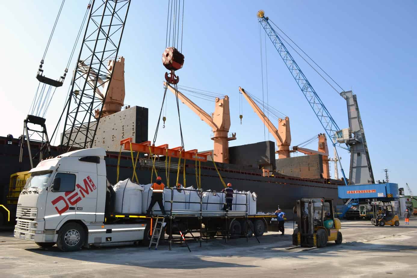 La movimentazione di merci industriali al porto di Taranto