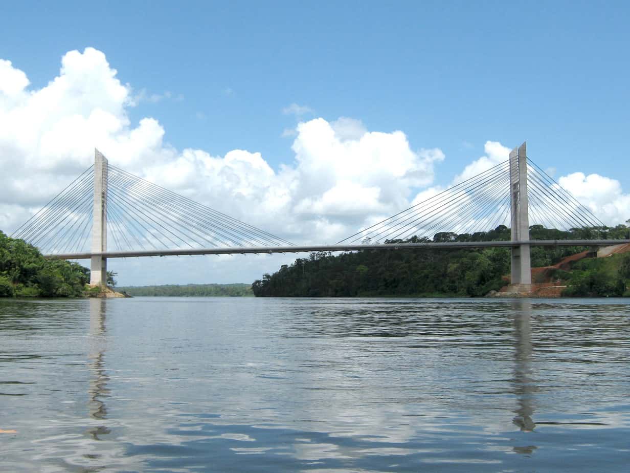 Una vista del ponte, da valle, navigando sul Rio Oiapoque