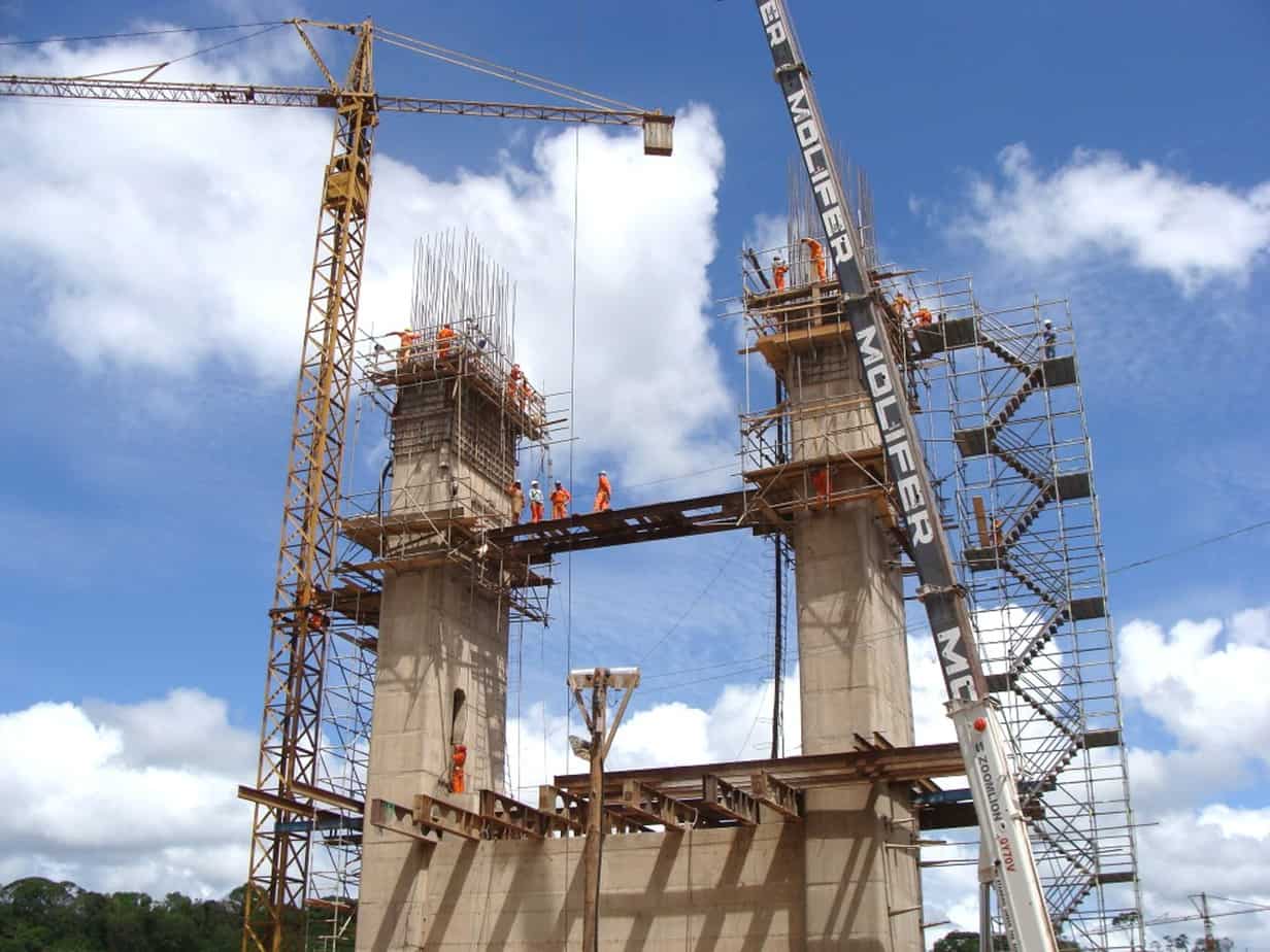 L’inizio della costruzione delle antenne in riva Nord: sono in fase di montaggio i casseri e le relative strutture di supporto