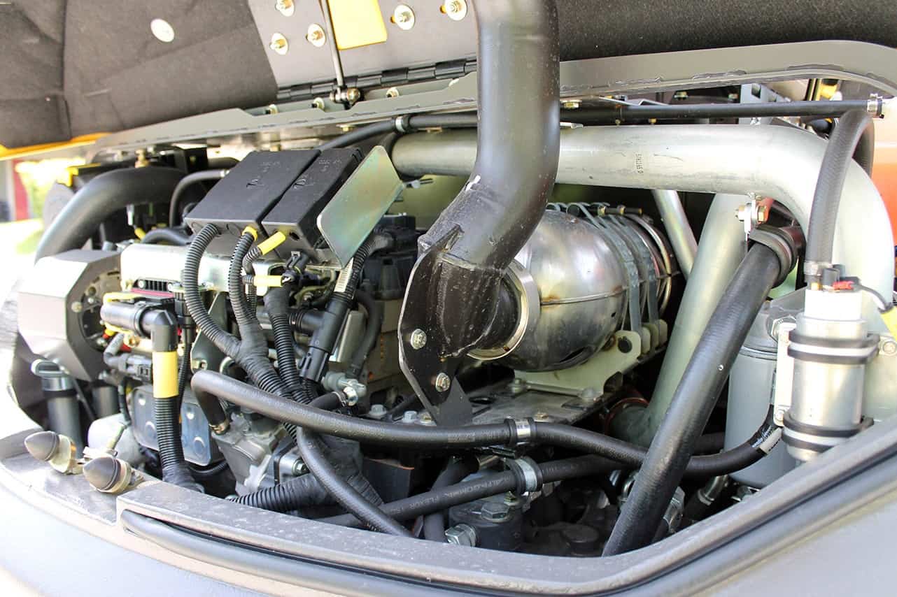 Il motore è il Deutz TD 2,9 L4 da 2.900 cm3 da 55 kW (75 CV) a 2.000 giri/min. La coppia massima è di 260 Nm a 1.800 giri/min ed è conforme allo Stage IV