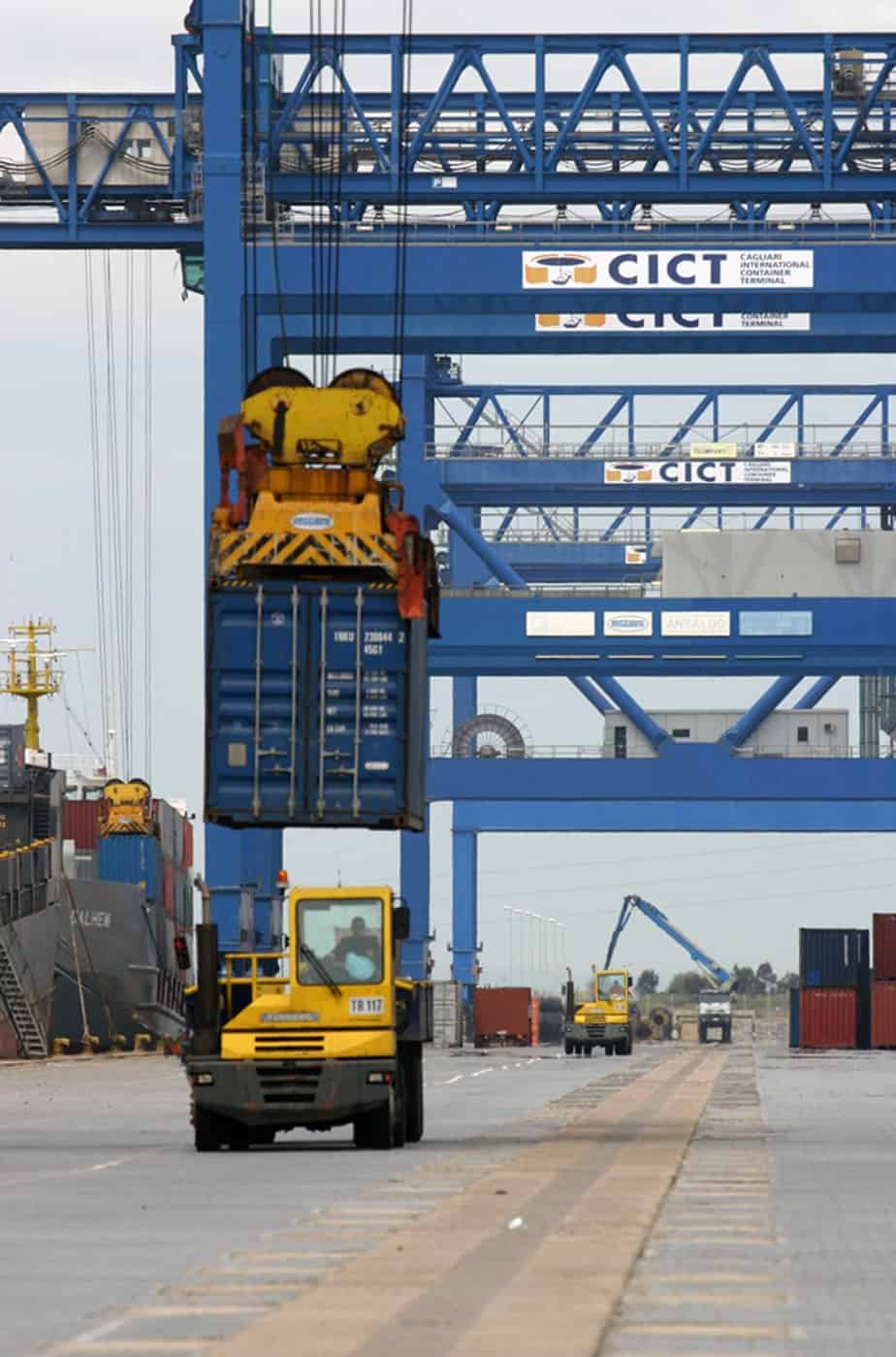 Lo sbarco e l’imbarco container dal porto di Cagliari: la viabilità per l’accesso al porto andrebbe potenziata; i progetti ci sono ma un ricorso sulla proprietà delle aree ha bloccato tutto