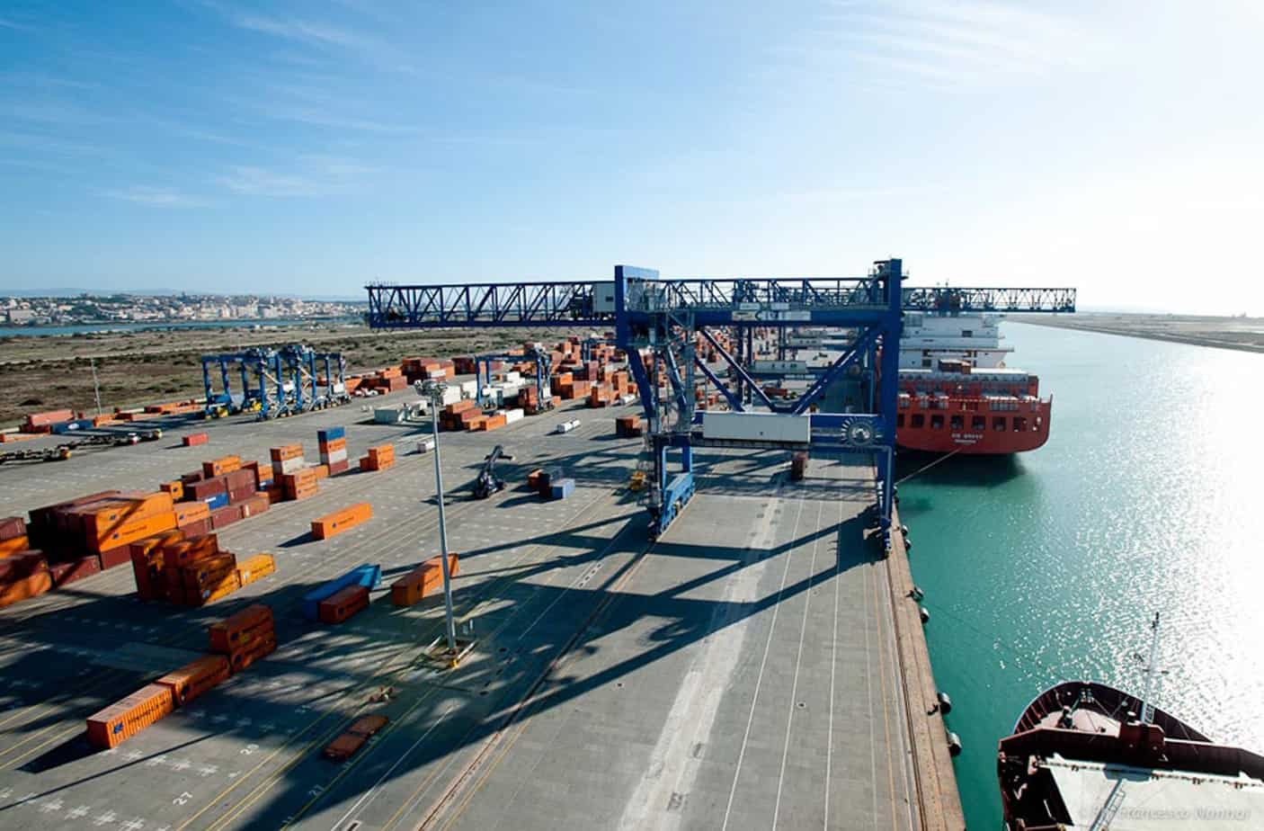 Una portacontainer attraccata alle banchine del porto canale