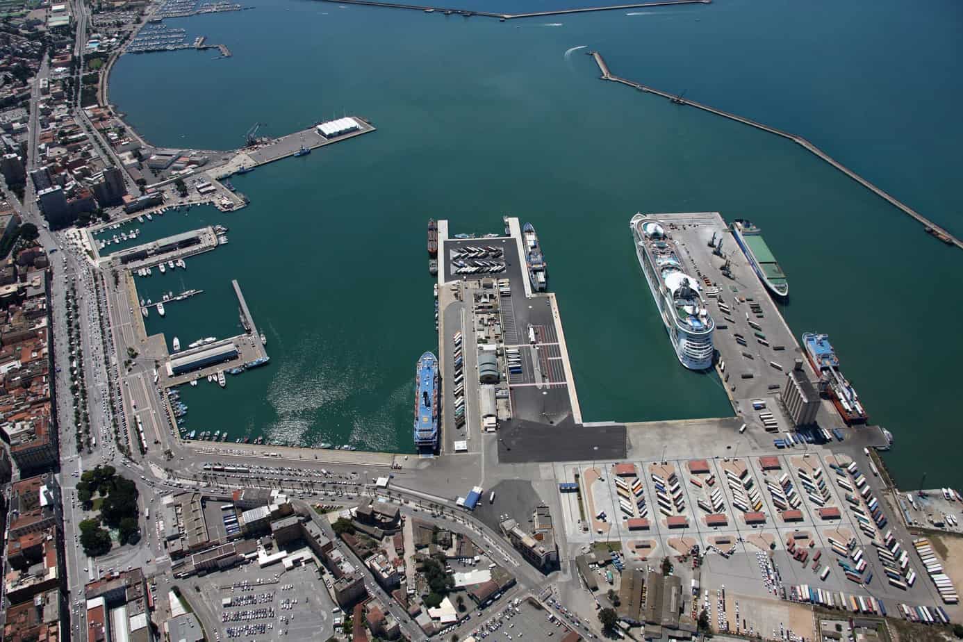 Una veduta del porto storico di Cagliari. In evidenza, in basso, i moli Sabaudo e Rinascita che costituiscono il terminal passeggeri