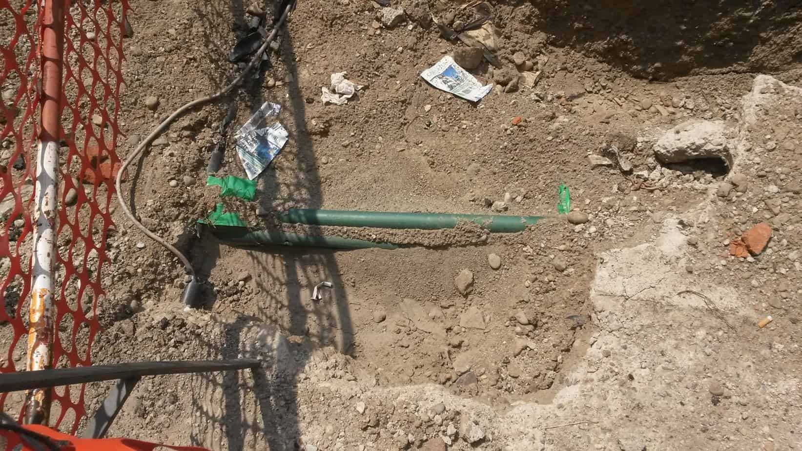 Gli scavi hanno portato alla luce due tipologie di infrastrutture disposte perpendicolarmente l’una rispetto all’altra: il cavo bianco e il tubo verde