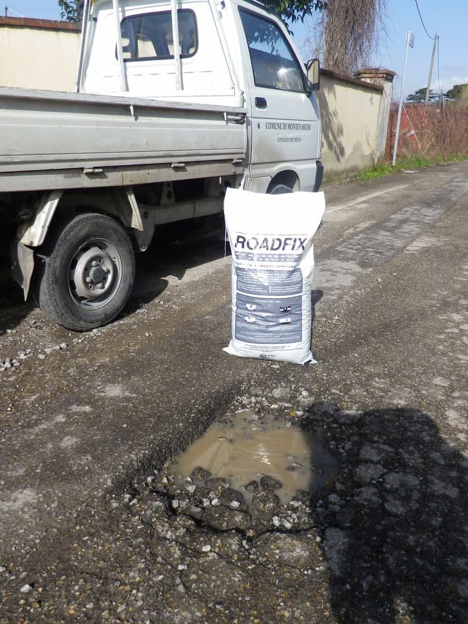 Il Comune di Montevarchi utilizza il Roadfix per la manutenzione della rete stradale che, applicabile in presenza di pioggia o di acqua stagnante, garantisce interventi definitivi