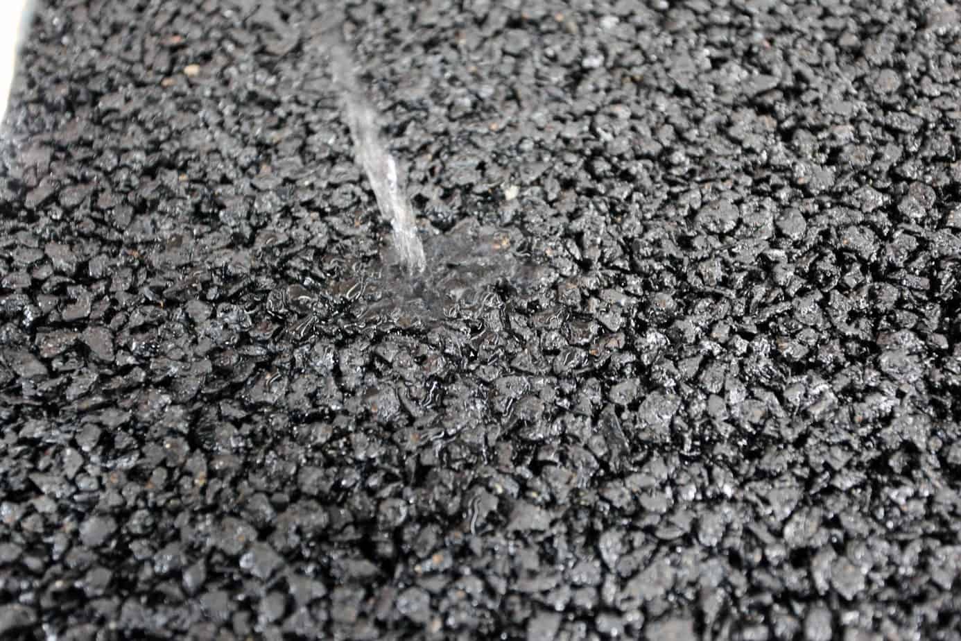 L’aggiunta di polverino di gomma da PFU al bitume per asfalti, oltre a consentire un’apprezzabile riduzione del rumore da traffico, consente di drenare meglio l’acqua, aumentando la sicurezza per gli utenti e prevenendo la comparsa di danni stagionali come crepe e fessurazioni