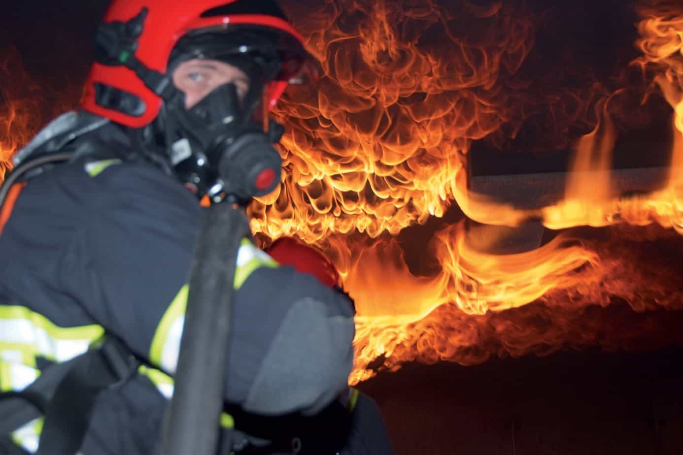 Un’esercitazione nel simulatore antincendio alla base del servizio