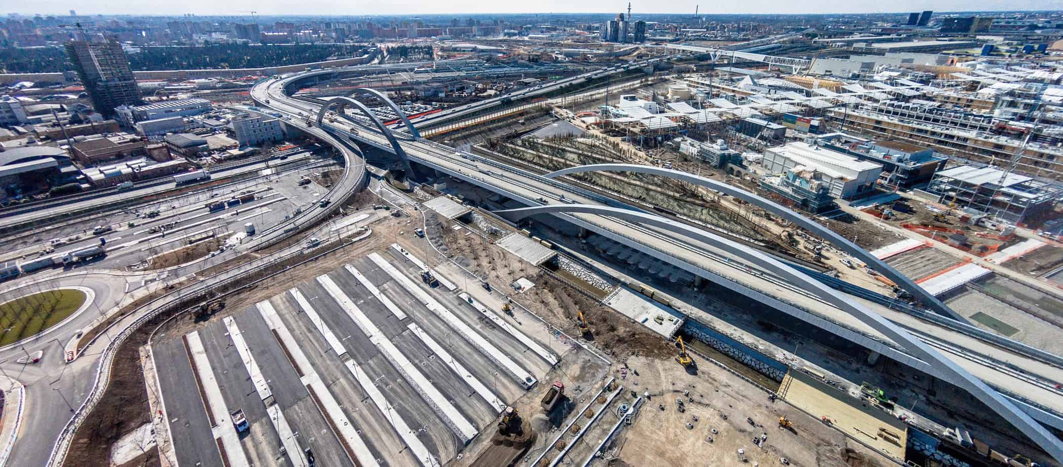 Una suggestiva panoramica del cantiere della grande viabilità Expo realizzata con il drone