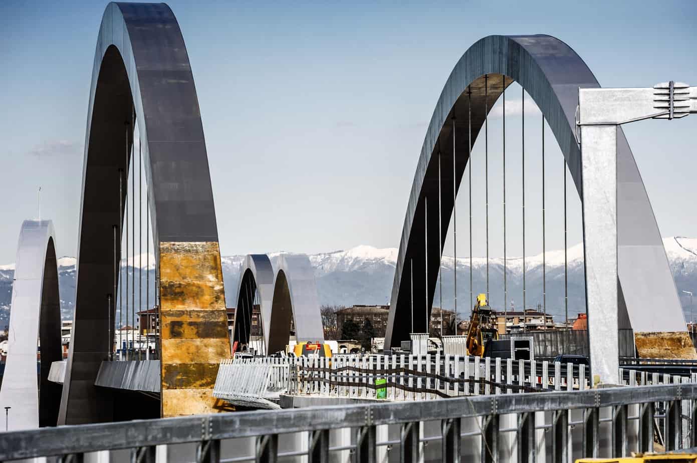 Il ponte ad arco di scavalco dell’Autostrada A4 Torino-Venezia con luce 190 m completamente realizzato in acciaio