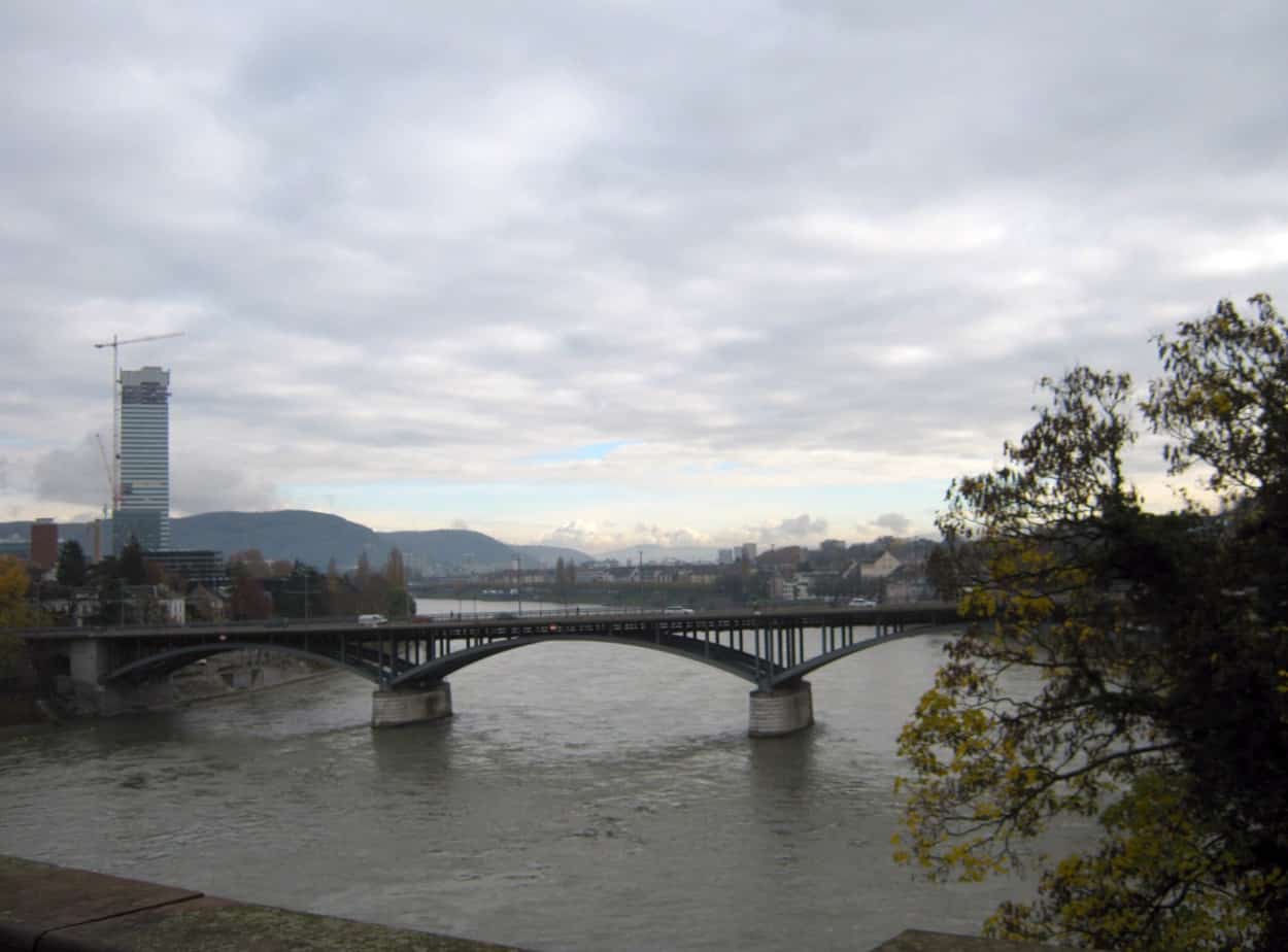 Ponte sul Reno e sponde a Basilea (Svizzera)