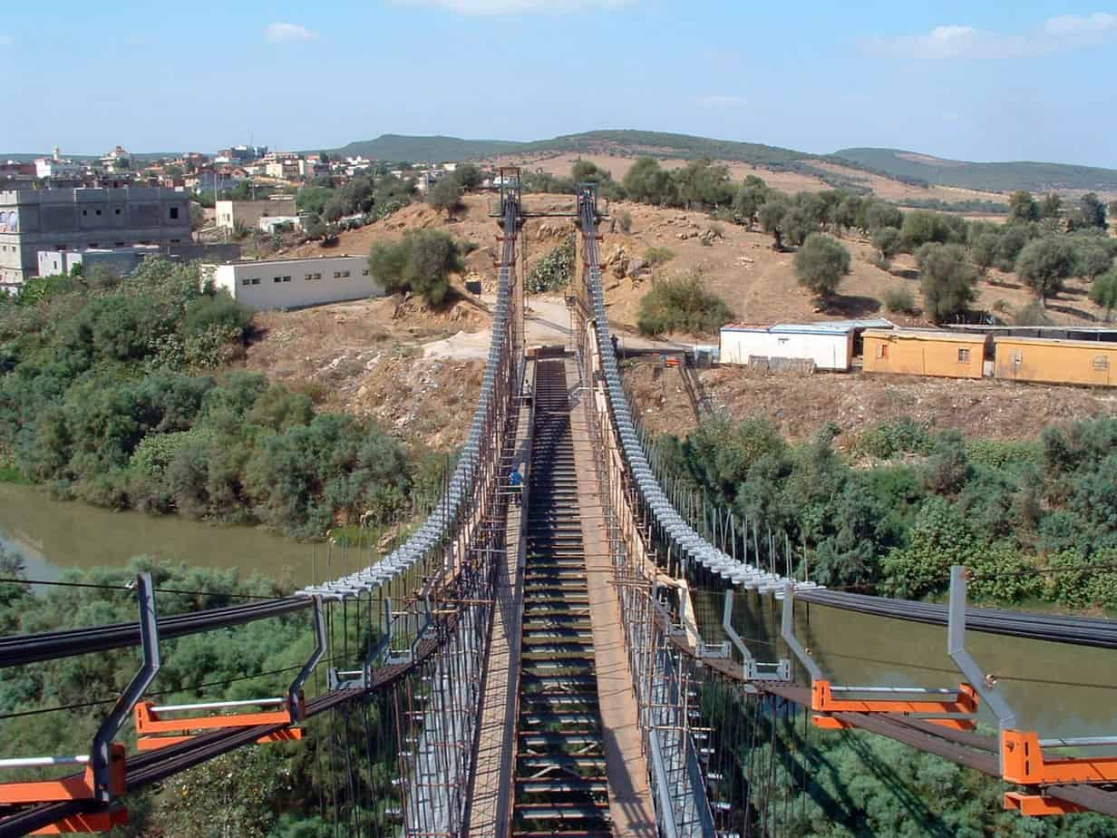Un esempio di disposizione dei nuovi cavi lateralmente ai preesistenti: il ponte di Chiani