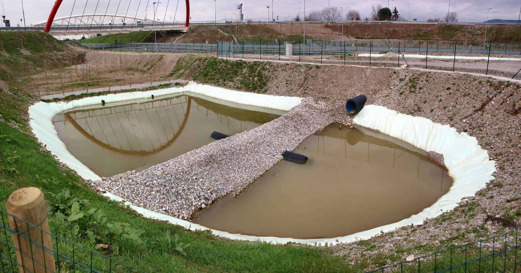 Sul nuovo raccordo autostradale Villesse-Gorizia, le vasche di prima pioggia con vasca di sedimentazione in entrata e setti di filtrazione in inerti