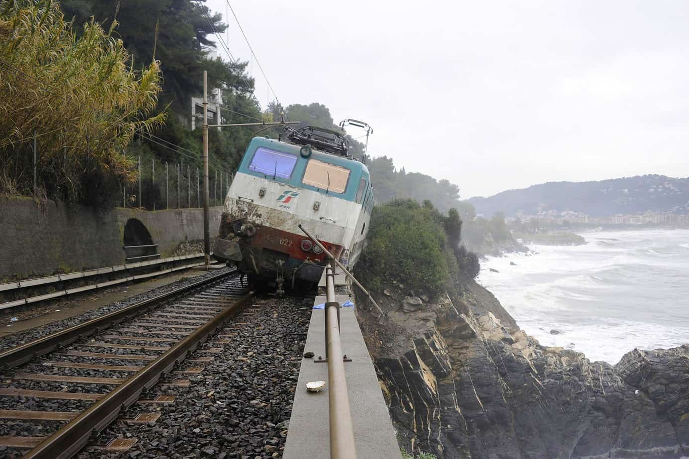 Il treno deragliato ad Andora (Liguria), rimasto in bilico sopra la scogliera con locomotore e carrozze