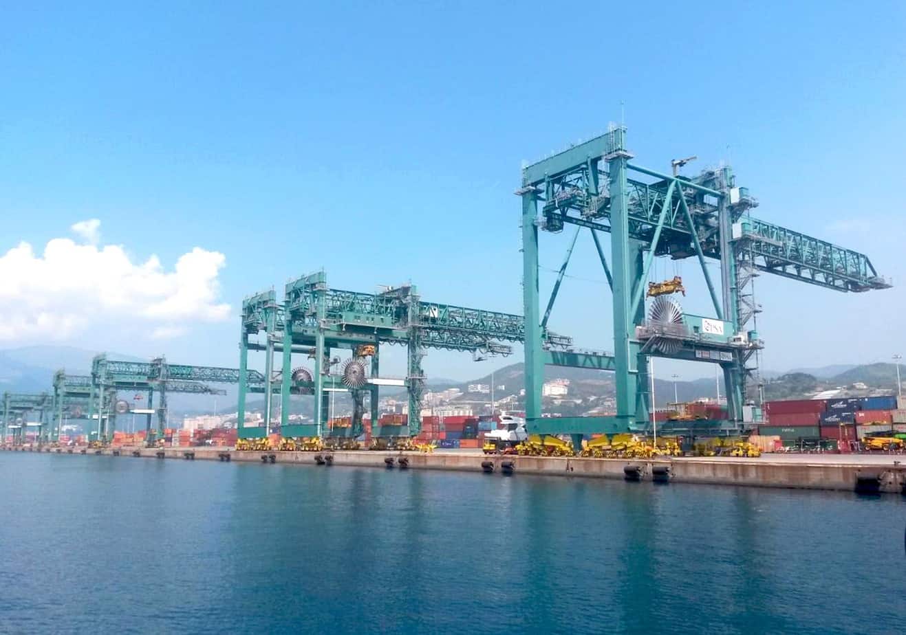 Vista del Voltri Terminal Europa SpA di Genova e del Terminal Contenitori Medcenter Container Terminal SpA di Gioia Tauro