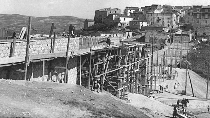 La costruzione del ponte di Montereale (1936 - foto di Gaetano D’Aiuto)