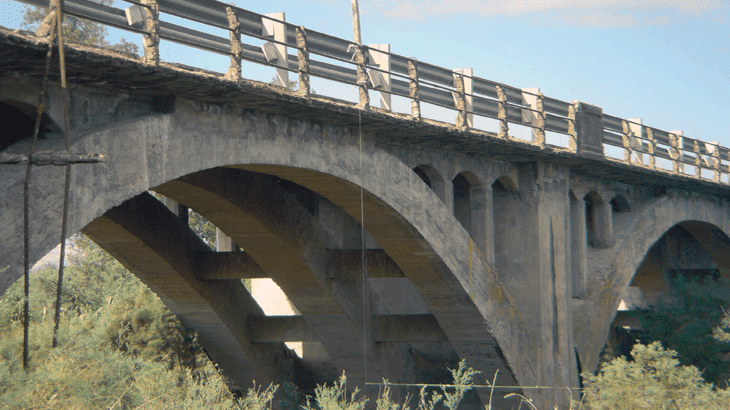 La struttura del ponte sul fiume Gornalunga