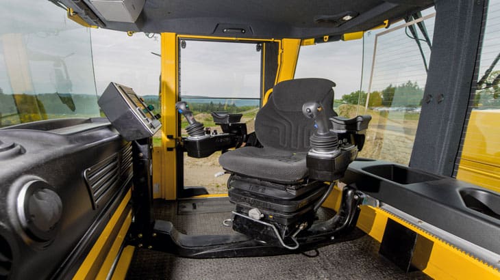 L’operatore può lavorare in una posizione comoda ed ergonomica con il sedile che può ruotare anche di 270°