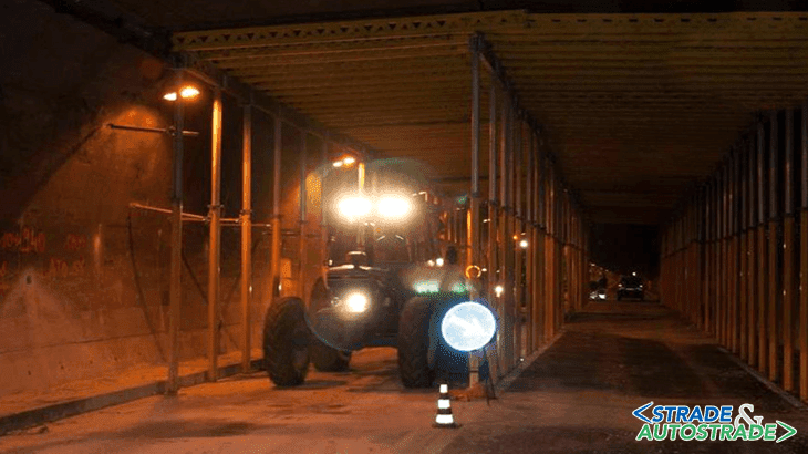 Il passaggio dei trattori attraverso la galleria per la semina della lenticchia nella piana di Castelluccio (Fonte: ANSA)