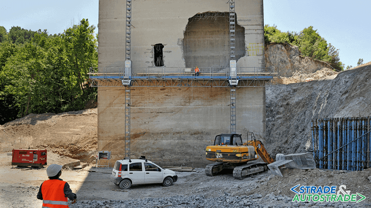 Il foro sulla pila del viadotto Italia provocato dal crollo di una campata (Fonte: ANAS SpA)
