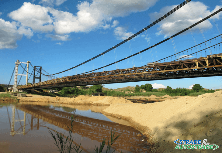La realizzazione del ponte sospeso di Kamoro