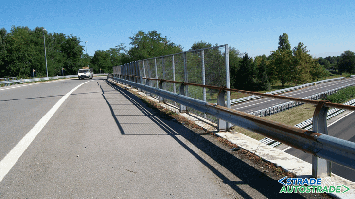 Lo stato di fatto del sovrappasso con barriere bordo ponte M100
