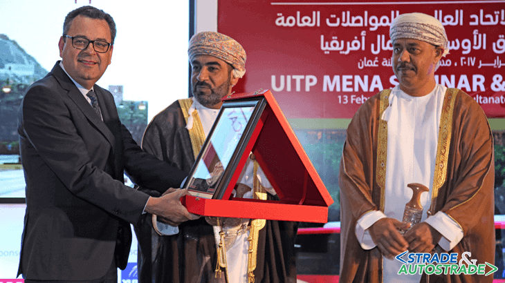 Mohamed Mezghani con Ahmed Bin Mohammed Bin Salim Al Futaisi, Ministro dei Trasporti e delle Comunicazioni dell’Oman, e Salim Bin Mohammed Al Nuaimi, Presidente della Società nazionale dei Trasporti dell’Oman